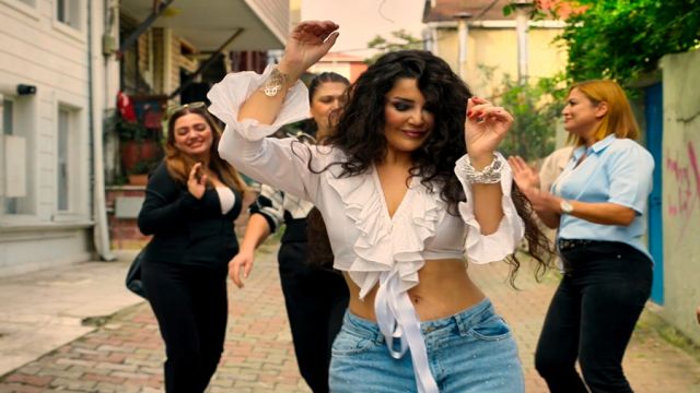 Esra Öztürk'ten Yeni Şarkı: