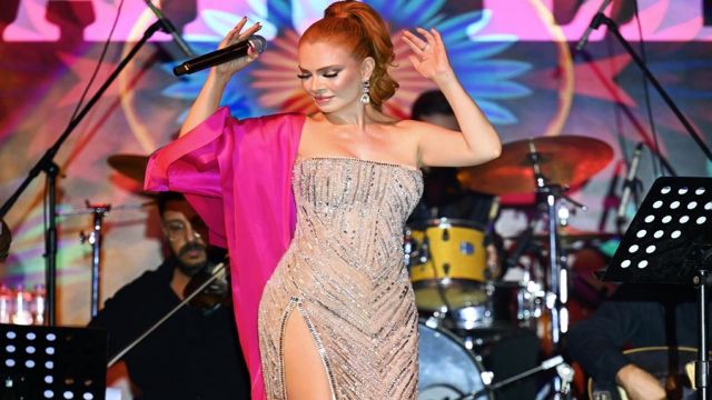 Pınar Eliçe, 20 Kiloluk Elbise ile Sahne Aldı!