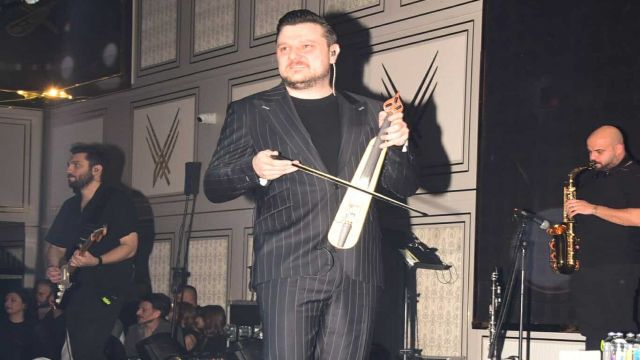 Ekin Uzunlar'dan Yeni Şarkı ve Dünya Turu Müjdesi!